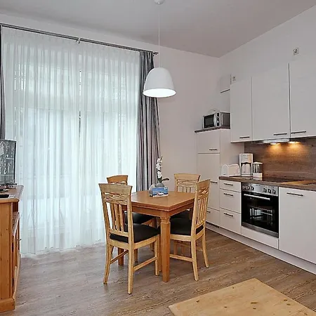 La 10 Apartment *